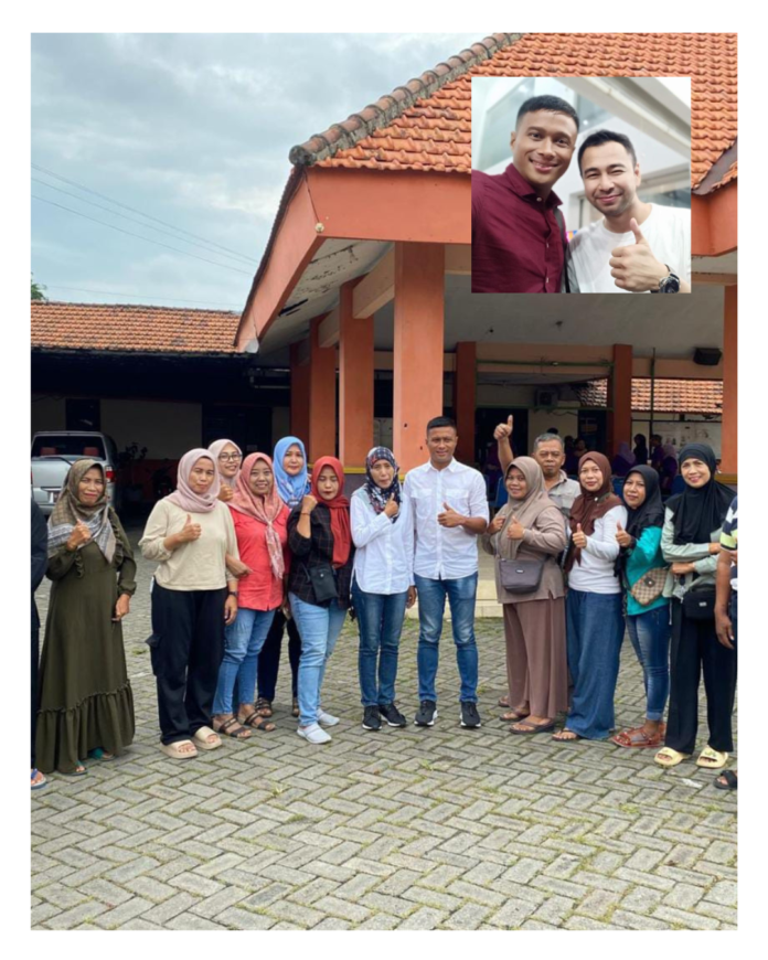 Syaiful Arif (tengah) diantar emak-emak saat mendaftarkan diri sebagai bakal calon kepala desa. (insert: Syaiful bersama Raffi Ahmad).