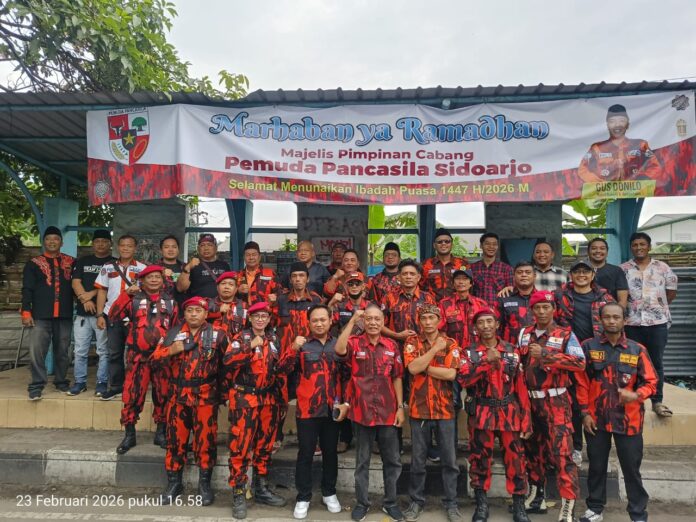 (MPC) Pemuda Pancasila Kabupaten Sidoarjo melakukan kegiatan berbagi takjil gratis di Halte Jalan Raya Jenggolo pada Senin (23/2/2026).