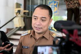 ERI WFH Wali Kota Eri Cahyadi memastikan Pemerintah Kota (Pemkot) Surabaya akan mengikuti aturan yang ditetapkan pemerintah pusat, dengan penyesuaian kegiatan di lapangan.