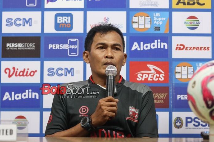 Pelatih sementara (caretaker) Madura United Rakhmad Basuki