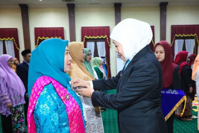 Gubernur Jawa Timur Khofifah Indar Parawansa menyematkan 400 Tanda Kehormatan Satyalancana Karya Satya dari Presiden Republik Indonesia Prabowo Subianto kepada guru dan tenaga pendidik pada peringatan Hari Pendidikan Nasional (Hardiknas) 2026 di Gedung Negara Grahadi Surabaya Rabu (6/5/2026)
