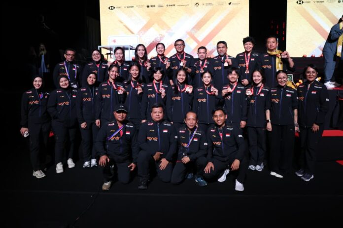 WhatsApp Image 2026-05-04 at 08.19.18 (2) Tim Uber Indonesia usai acara pengalungan medali perunggu di Denmark. (foto: PBSI)