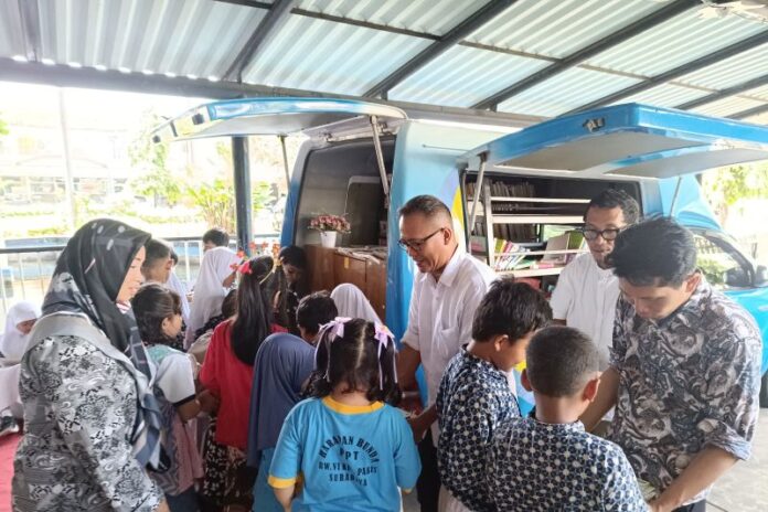 Mobil listrik yang menyediakan buku untuk dibaca warga Kota Surabaya.