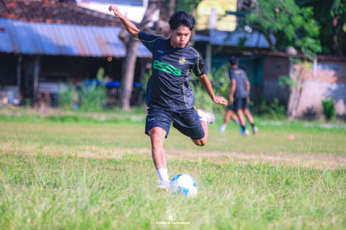 LATIHAN 2 JUNI 2026 (155 of 330) Salah satu pemain Celebest FC Palu saat melakukan tendangan dalam latihan di Lapangan Klodran, Karanganyar, Jawa Tengah, Selasa pagi (2/6/2026)
