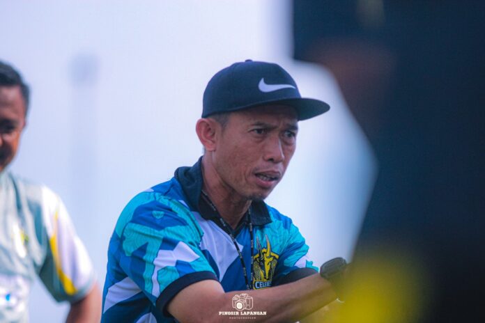 Pelatih Celebest FC Lukman Masiara saat memberikan pengarahan kepada pemain Celebest FC, Palu.