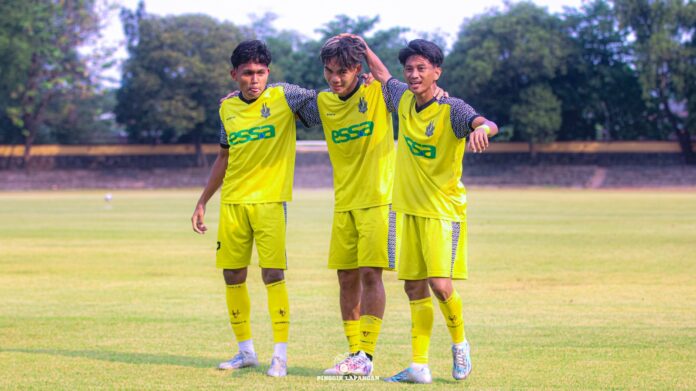Abd Sabir (tengah) merayakan gol yang dicetak ke gawang Pasuruan United di Stadion Sriwedari, Solo, Jumat siang (26/6/2026).