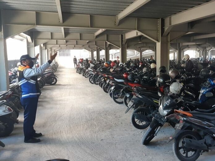 PARKIR SBY Salah satu lokasi parkir di Kota Surabaya. Pemerintah setempat melakukan penertiban ke beberapa lokasi liar.
